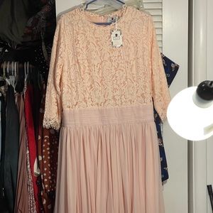 Dainty jewels exquisite English manor peach dress!